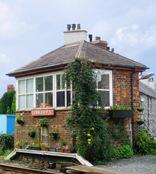 Fint beplantet staionshus, Llanfair, Wales